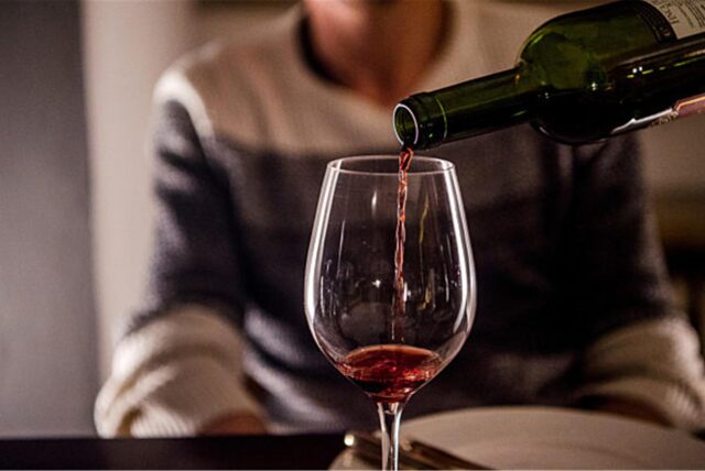 Eine Person schüttet Rotwein in ein Glas (Symbolbild).