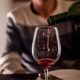 Eine Person schüttet Rotwein in ein Glas (Symbolbild).