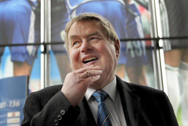 ARCHIV – Der Schalker Präsident Josef Schnusenberg fasst sich vor einem Mannschaftsbild von Schalke in der Veltins Arena in Gelsenkirchen ans Kinn (Archivfoto vom 22.03.2009). Beim Fußball-Bundesligisten FC Schalke 04 wird der Vorstandsvorsitzende Josef Schnusenberg künftig nur noch repräsentative Aufgaben wahrnehmen. Das erklärte der Verein am Dienstag. Geschäftsführer Peters übernimmt von Schnusenberg die finanzielle Verantwortung. Magath ist für die Sportliche Leitung, das Ressort Kommunikati