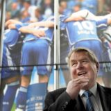 ARCHIV – Der Schalker Präsident Josef Schnusenberg fasst sich vor einem Mannschaftsbild von Schalke in der Veltins Arena in Gelsenkirchen ans Kinn (Archivfoto vom 22.03.2009). Beim Fußball-Bundesligisten FC Schalke 04 wird der Vorstandsvorsitzende Josef Schnusenberg künftig nur noch repräsentative Aufgaben wahrnehmen. Das erklärte der Verein am Dienstag. Geschäftsführer Peters übernimmt von Schnusenberg die finanzielle Verantwortung. Magath ist für die Sportliche Leitung, das Ressort Kommunikati