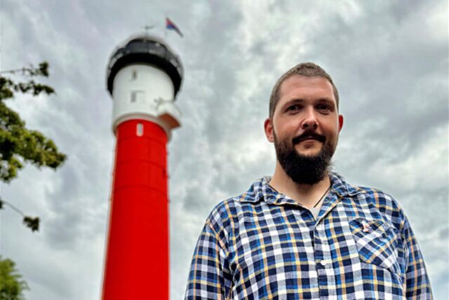 Daniel Jochheim, neuer Leuchtturmwärter auf der Nordseeinsel Wangerooge, steht vor dem denkmalgeschützten Alten Leuchtturm (gestellte Aufnahme).
