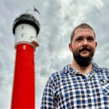 Daniel Jochheim, neuer Leuchtturmwärter auf der Nordseeinsel Wangerooge, steht vor dem denkmalgeschützten Alten Leuchtturm (gestellte Aufnahme).