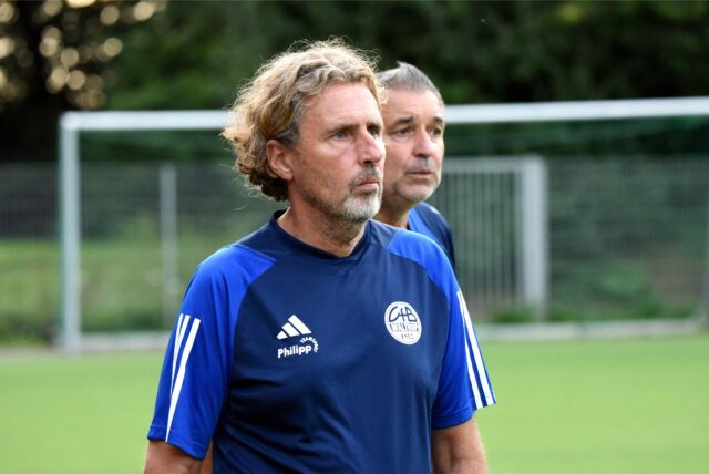 Olaf Senking und Martin Backwinkler schauen auf das Spielfeld