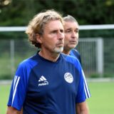 Olaf Senking und Martin Backwinkler schauen auf das Spielfeld