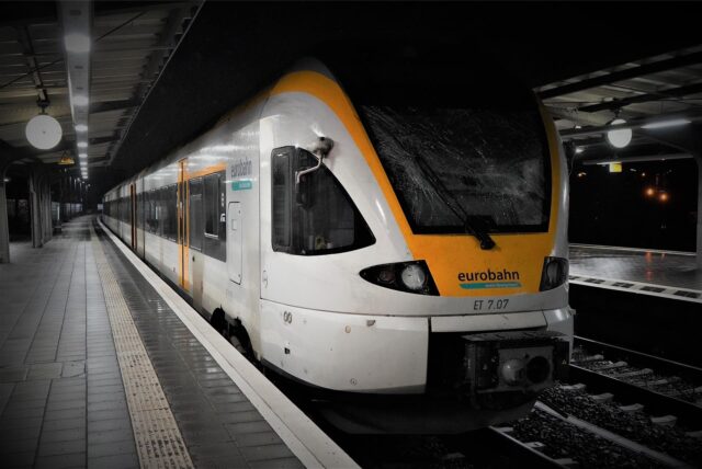 Eine Bahn steht am Bahngleis.