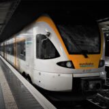 Eine Bahn steht am Bahngleis.