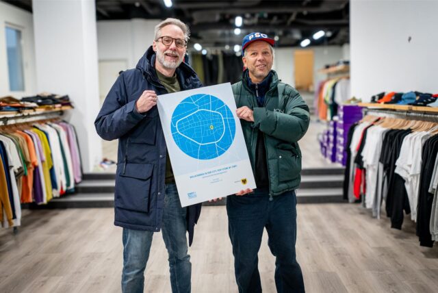 Oliver Scott und Tilmann Insinger posieren in dem neuen Shop.