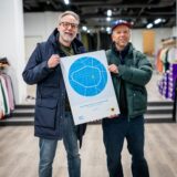 Oliver Scott und Tilmann Insinger posieren in dem neuen Shop.