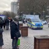 Die Polizei fährt unter Blaulicht über den Hansplatz am Dortmunder Weihnachtsmarkt.