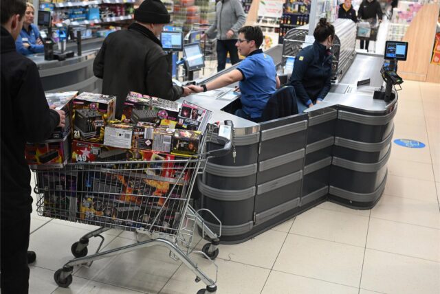 Kunden stehen bei Lidl an der Kasse und bezahlen Silvester-Feuerwerk.