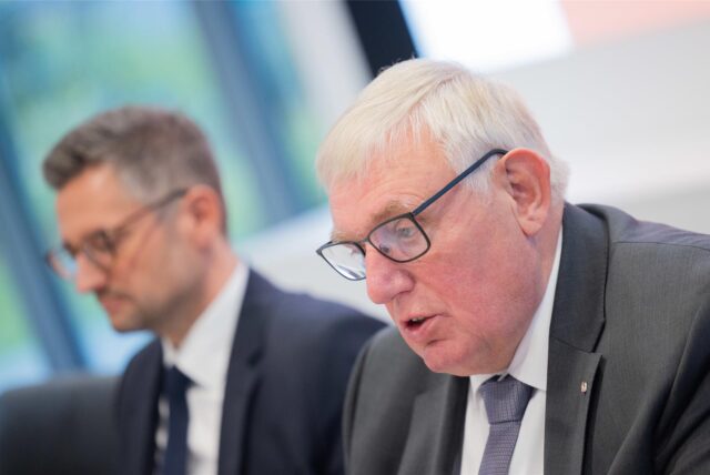 Karl-Josef Laumann (CDU), Minister für Arbeit, Gesundheit und Soziales des Landes Nordrhein-Westfalen, informiert bei einer Pressekonferenz über die neue Krankenhausplanung in Nordrhein-Westfalen.