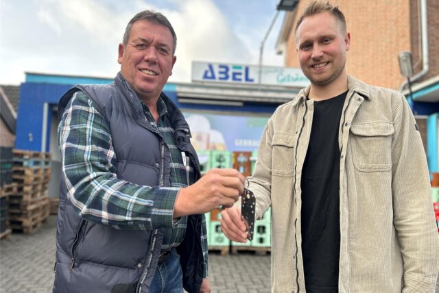 Peter Abel übergibt den Schlüssel zu seinem Getränkehandel in Dorsten-Holsterhausen an Simon Lemberg.