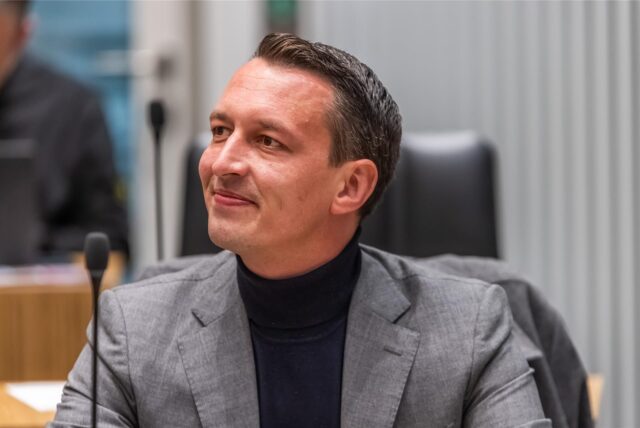 AfD-Ratsherr Matthias Helferich schmunzelt bei einer Sitzung des Dortmunder Stadtrats.