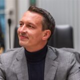 AfD-Ratsherr Matthias Helferich schmunzelt bei einer Sitzung des Dortmunder Stadtrats.