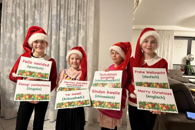 Charlotte (11), Kathi (10), Theresa (7), Johanna (11) und Jana Emmrich im Wohnzimmer von Familie Emmrich.