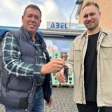 Peter Abel übergibt den Schlüssel zu seinem Getränkehandel in Dorsten-Holsterhausen an Simon Lemberg.