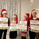 Charlotte (11), Kathi (10), Theresa (7), Johanna (11) und Jana Emmrich im Wohnzimmer von Familie Emmrich.