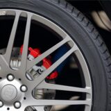 Eine sportliche Alufelge eines Autos ist zu sehen.