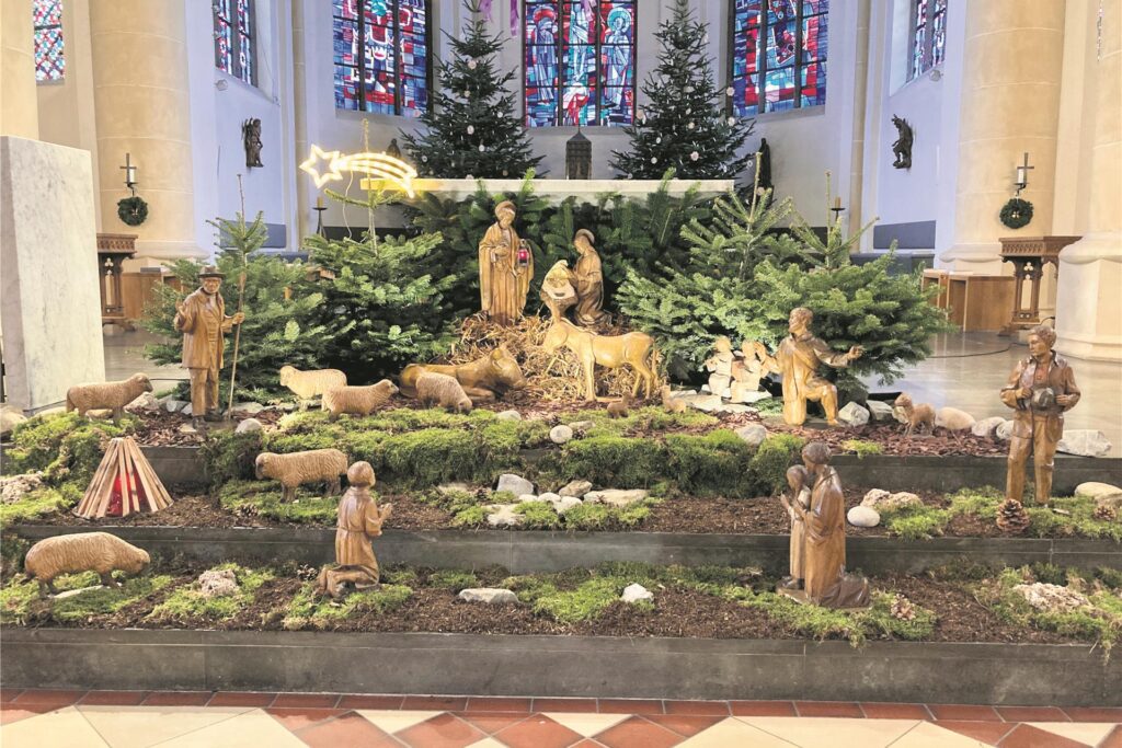 Die Krippe von St. Peter steht diesmal direkt vor dem Altar. Die Krippe von St. Peter steht diesmal direkt vor dem Altar.