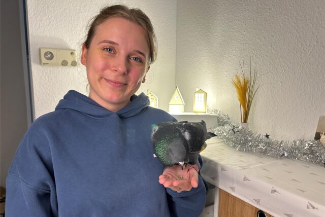 Lisa-Marie Krieger mit einer Taube auf der Hand.