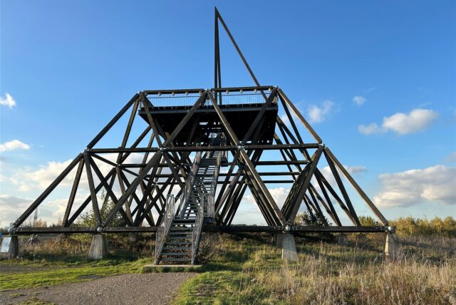 Der Spurwerkturm auf der Halde Brockenscheidt in Waltrop.