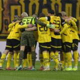 Die BVB-Spieler stehen in einem Kreis zusammen.