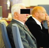 Der Angeklagte und sein Anwalt vor einem Dortmunder Gericht.