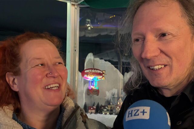 Eine Frau und ein Mann mit einem Mikrofon