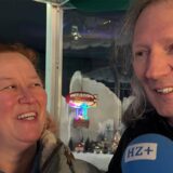 Eine Frau und ein Mann mit einem Mikrofon