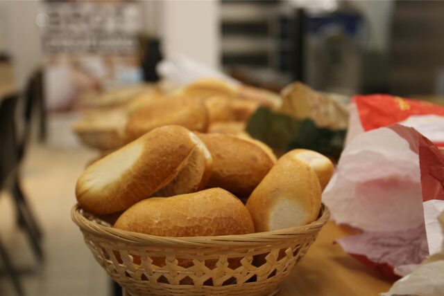 Ein Korb voller normaler Brötchen (Symbolbild)