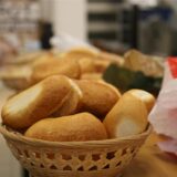 Ein Korb voller normaler Brötchen (Symbolbild)