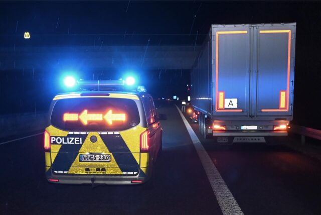 Auf der A 31 bei Dorsten gab es am Freitagabend einen Unfall zwischen einem Lkw und einem Auto.