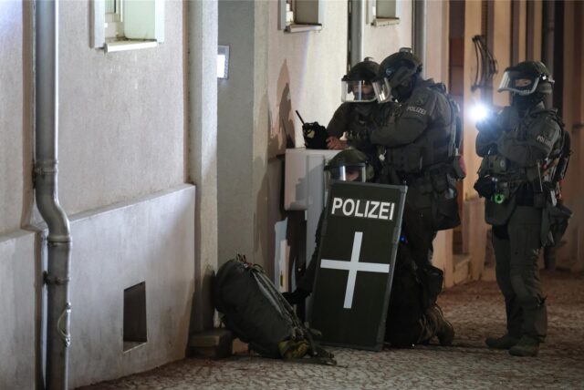 Die Polizei durchsucht ein Wohnhaus in Magdeburg.