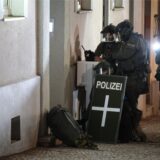 Die Polizei durchsucht ein Wohnhaus in Magdeburg.