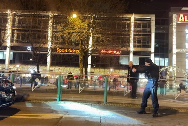 Ein Polizist bei der Festnahme des Tatverdächtigen in Magdeburg.