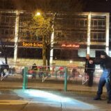 Ein Polizist bei der Festnahme des Tatverdächtigen in Magdeburg.