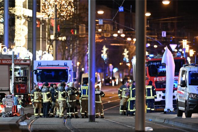 Einsatzkräfte von Rettungsdiensten und Feuerwehr sind im Einsatz am Weihnachtsmarkt in Magdeburg.