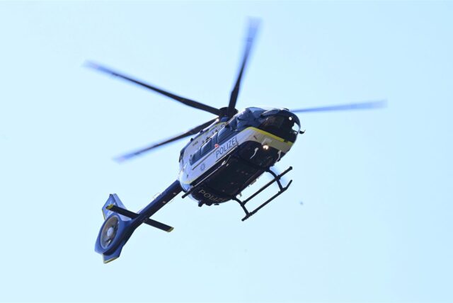 Ein Helikopter vom Typ Airbus H145 fliegt bei der Vorstellung eines neuen Polizeihubschraubers vom Gelände der I. Bereitschaftspolizeiabteilung ab.