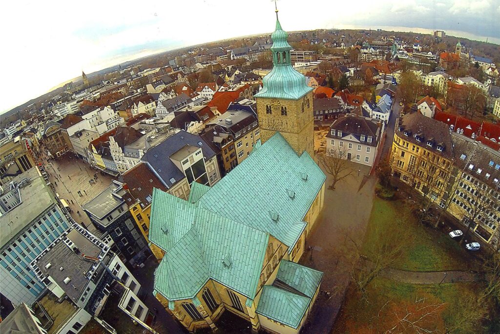 Die Kirche St. Peter in Recklinghausen von oben. Die Kirche St. Peter in Recklinghausen von oben.