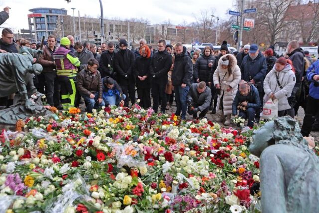 Menschen legen am offiziellen Trauerort vor der Johanniskirche in Magdeburg Blumen und Kerzen ab. Auf dem Weihnachtsmarkt in Magdeburg ist ein Autofahrer bei einem Anschlag in eine Menschengruppe gefahren.