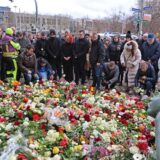 Menschen legen am offiziellen Trauerort vor der Johanniskirche in Magdeburg Blumen und Kerzen ab. Auf dem Weihnachtsmarkt in Magdeburg ist ein Autofahrer bei einem Anschlag in eine Menschengruppe gefahren.