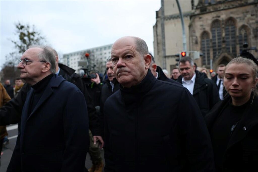 Bundeskanzler Scholz besuchte mit Sachsen-Anhalts Ministerpräsident Reiner Haseloff den Tatort. Bundeskanzler Scholz besuchte mit Sachsen-Anhalts Ministerpräsident Reiner Haseloff den Tatort.