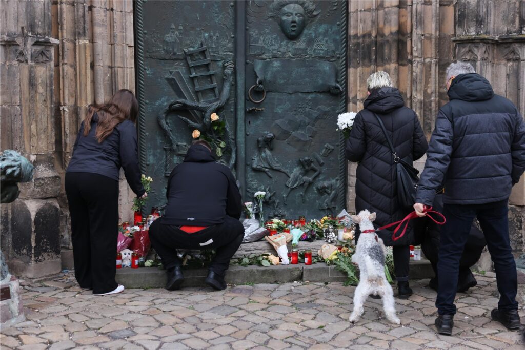 Menschen legen Blumen und Kerzen am Gedenkort an der Johanniskirche nieder. Am Freitagabend ist auf dem Weihnachtsmarkt in Magdeburg ein Autofahrer in eine Menschengruppe gefahren. Menschen legen Blumen und Kerzen am Gedenkort an der Johanniskirche nieder. Am Freitagabend ist auf dem Weihnachtsmarkt in Magdeburg ein Autofahrer in eine Menschengruppe gefahren.