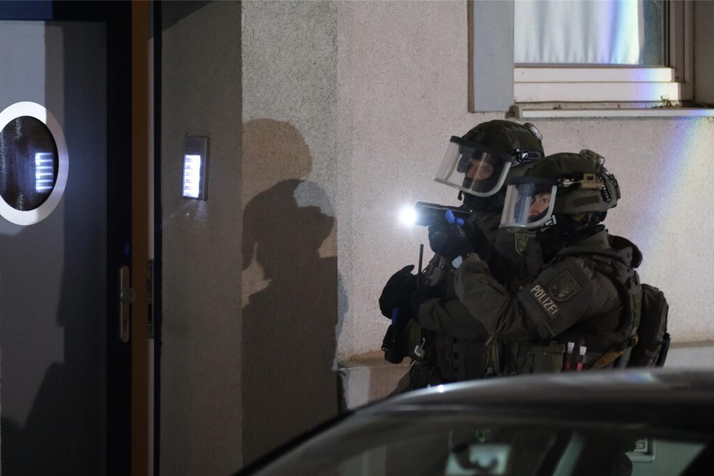 Spezialkräfte der Polizei stehen vor einem Mehrfamilienhaus, das in Zusammenhang mit einer Attacke auf den Weihnachtsmarkt in Magdeburg stehen soll. Spezialkräfte der Polizei stehen vor einem Mehrfamilienhaus, das in Zusammenhang mit einer Attacke auf den Weihnachtsmarkt in Magdeburg stehen soll.