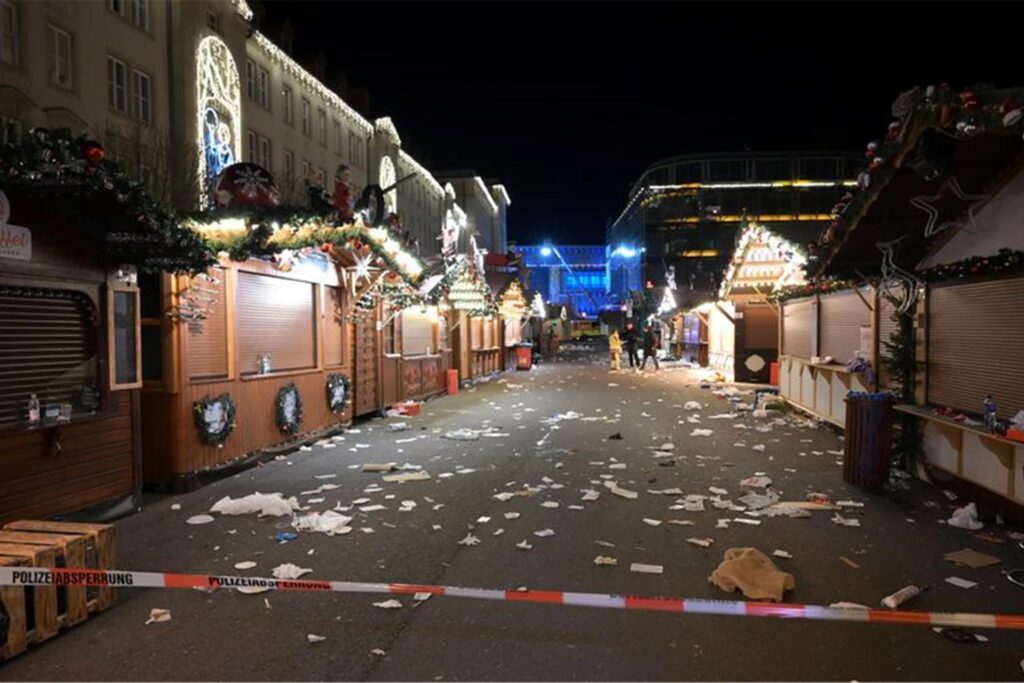 Der leere Weihnachtsmarkt in Magdeburg, abgesperrt mit Polizeisperrband. Der leere Weihnachtsmarkt in Magdeburg, abgesperrt mit Polizeisperrband.