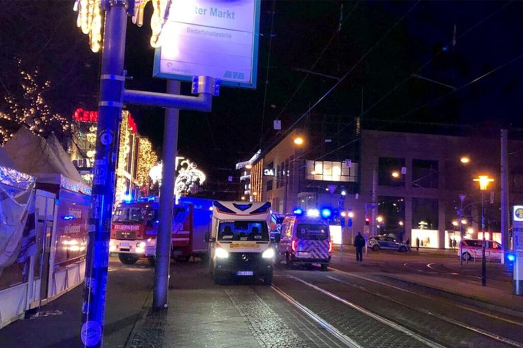 Einsatzkräfte von Rettungsdiensten auf einer Straße in Magdeburg. Einsatzkräfte von Rettungsdiensten auf einer Straße in Magdeburg.
