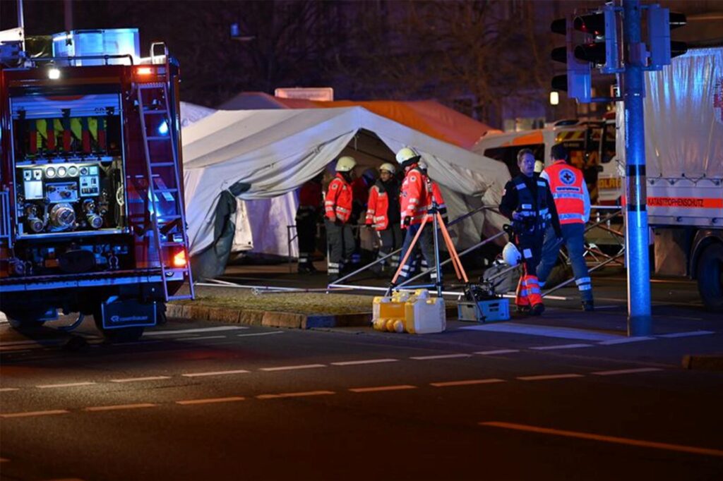 Einsatzkräfte vor einem Zelt für Verletzte in Magdeburg. Einsatzkräfte vor einem Zelt für Verletzte in Magdeburg.