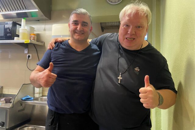 Thomas Frauendienst und Selam Tasdemir kommen am Tag der Döner-Aktion kaum zu einer Pause, der Laden in der Castroper Altstadt ist rappelvoll.