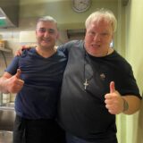 Thomas Frauendienst und Selam Tasdemir kommen am Tag der Döner-Aktion kaum zu einer Pause, der Laden in der Castroper Altstadt ist rappelvoll.