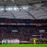Die Spieler des VfB Stuttgart und St. Pauli stehen vor dem Spiel bei einer Schweigeminute für die Opfer der Attacke auf dem Magdeburger Weihnachtsmarkt zusammen.